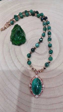 תליון מלכיט וחרוזי האמרלד