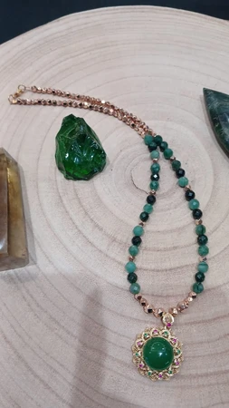 תליון מאבן אגת ירוקה וחרוזי אמרלד